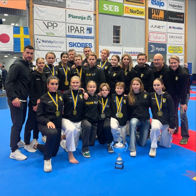 Under helgen tävlade Team Elit på Karate SM 2024 i Vetlanda och uppnådde fina prestationer🥋

Resultat:

Agnes: Junior -48 🥇

Matilda: Senior -55 🥇

Kayra: Kadett -54 🥇

Melker: Kadett -57 🥇

Maria: Senior +68 🥈& U21 +68 🥉

Stavroula: Senior -68 🥈

Truls: Kadett Kata 🥈

Otto: Kadett -52 🥉

Lina: Junior -66 🥉

Emily: Junior +66 🥉

Naz-Peri: Junior +66 🥉

Lag Dam Junior 🥉

Lag herr Kadett 🥈

Lag Dam Senior 🥈

Stort GRATTIS till era prestationer 🥳 och ett extra stort tack till de coacher, utövare och föräldrar som var på plats och hejade 😉

#ElitDojo #Karateklubbelit #TeamElit