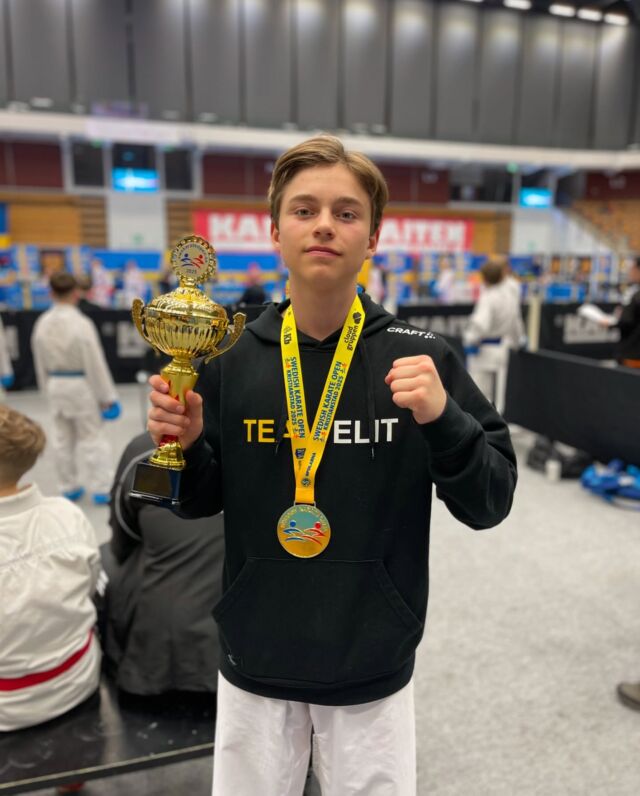 Under helgen deltog Team Elit på Swedish Open i Kristianstad och tog hem fina placeringar 🥋

Grymt jobbat alla, Ni är Bäst 👊🏻😀

Isak: Junior Kata 🥇 Senior Kata 🥉

Emil: U14 +55 🥇

Signe: U14 -52 🥇

Otto: Kadett -52 🥉

Melker: Junior -61 🥈

Peder: Junior -76 🥉

Viktor: U21 -67 🥉 Senior -67 🥇

Naz-Peri: U21 +68 🥈 Senior +68 🥈

Maria: U21 +68 🥉 Senior +68 🥉

Stavroula: Senior -68 🥇

#TeamElit #Karateklubbelit #lidingö